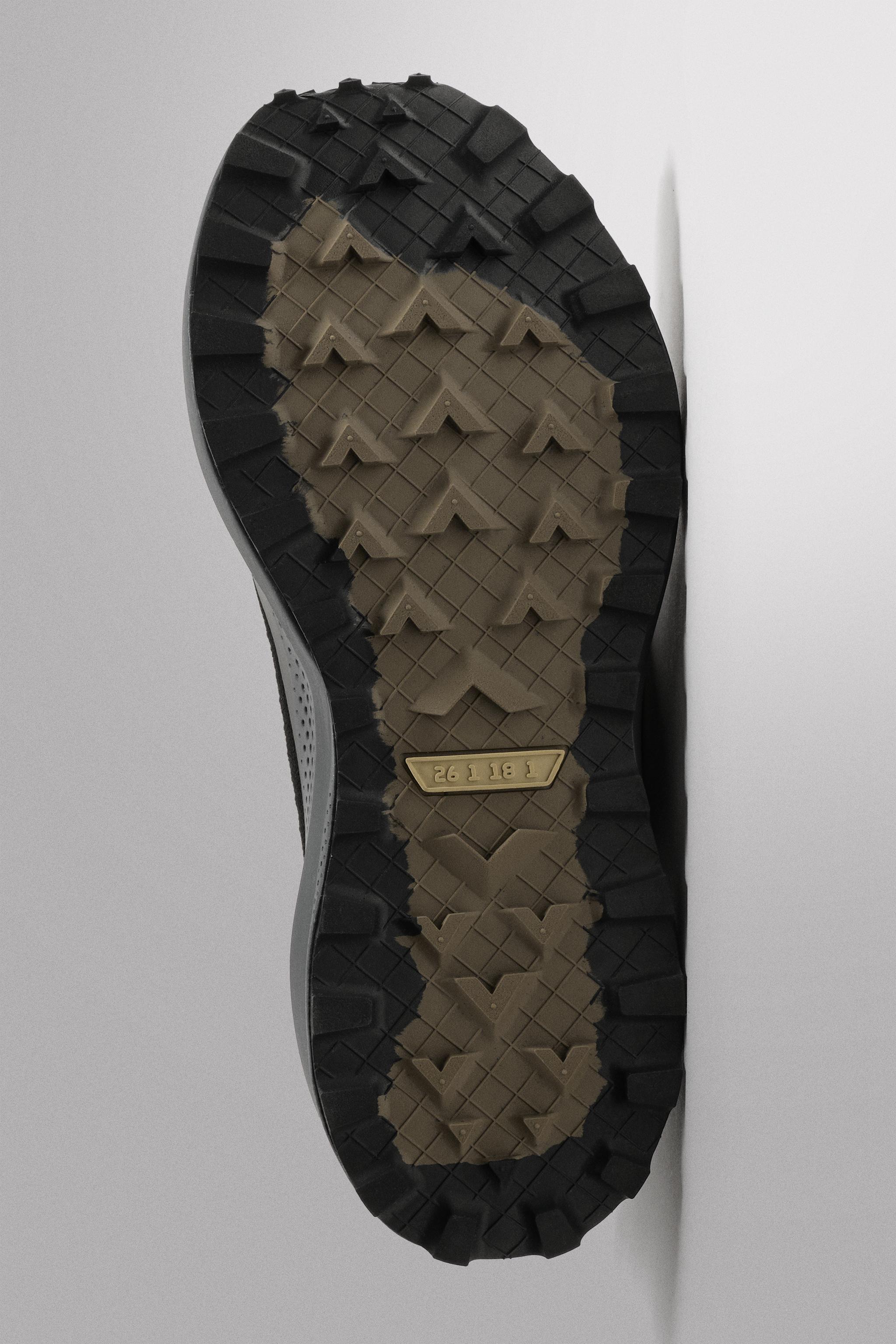 TRAIL RUNNING SNEAKERS